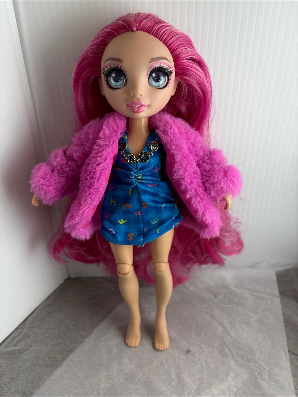 Rainbow High Stella Monroe Pink Hair Doll Fur Coat Blue Dress Outfit